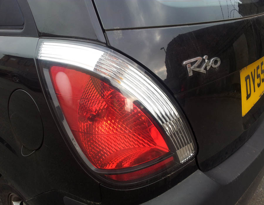 Kia Rio LX CRDI rear-light-passengers